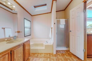Shower, hair dryer, towels, soap - 3/2 Spacious Home-King-Near Balloon Fiesta-NEW (Albuquerque)