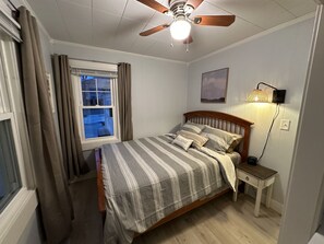 4 slaapkamers, een strijkplank/strijkijzer, reisbedje, gratis wifi