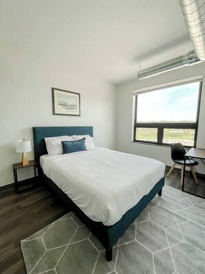 Escritorio, tabla de planchar con plancha, wifi gratis y ropa de cama 