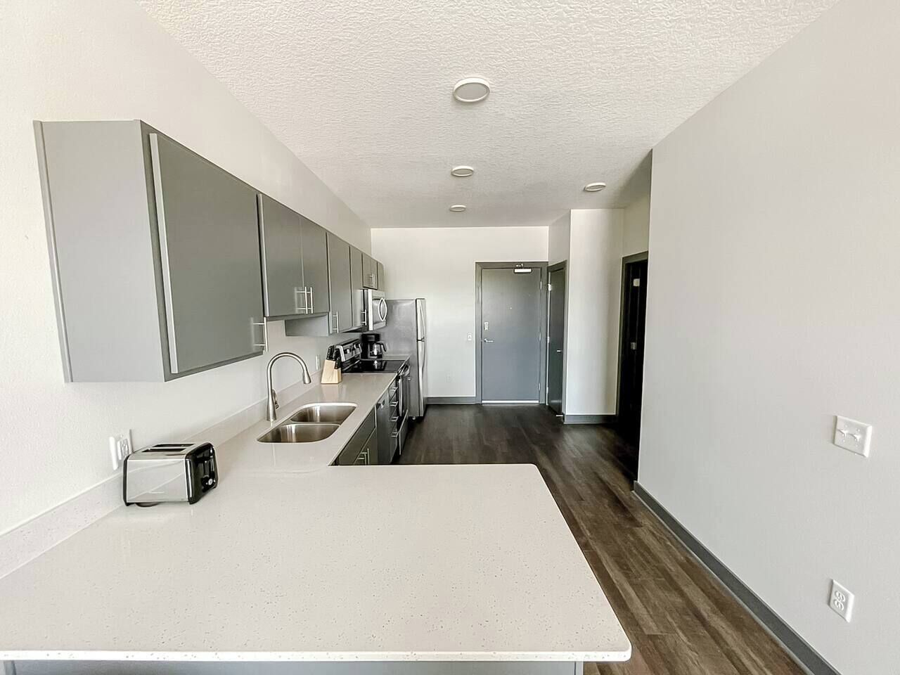 Frigorífico, microondas, horno y placa de cocina