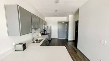 Frigorífico, microondas, horno y placa de cocina