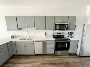 Jääkaappi, mikroaaltouuni, uuni, liesi