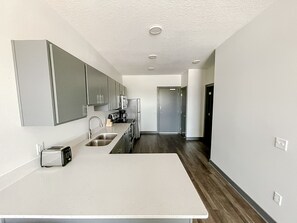 Kjøleskap, mikrobølgeovn, ovn og kokeplater