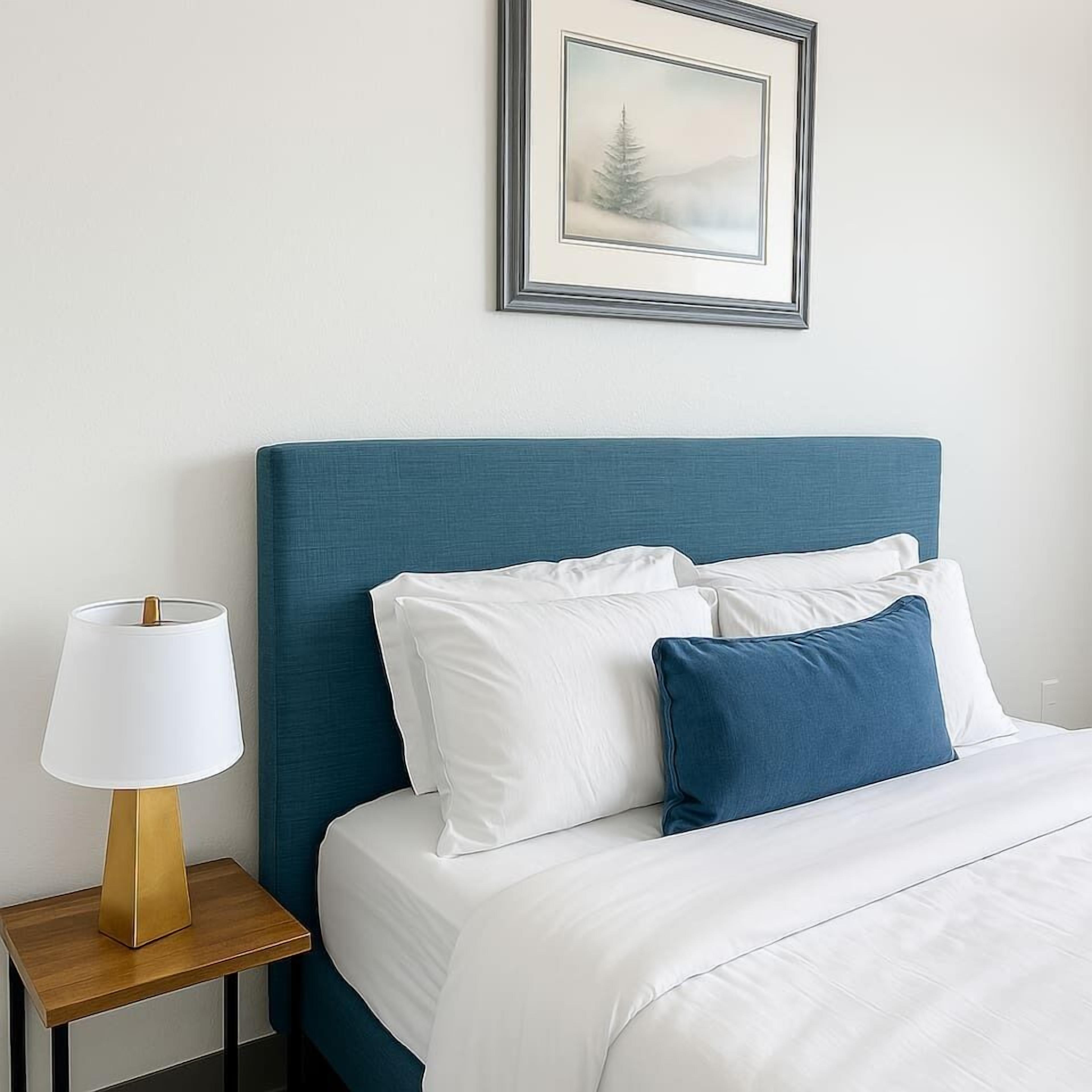 Escritorio, tabla de planchar con plancha, wifi gratis y ropa de cama 