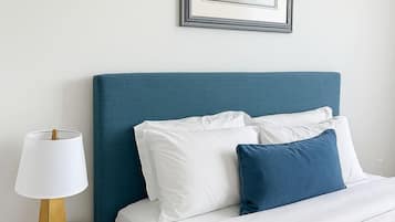 Escritorio, tabla de planchar con plancha, wifi gratis y ropa de cama