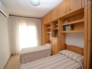 4 quartos, ferros/tábuas de passar roupa, berço de viagem
