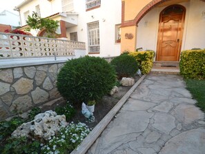 Exterior detail - Beautiful private villa for 7 people with private pool, WIFI, A/C, TV, patio and pets allowed (Cambrils)