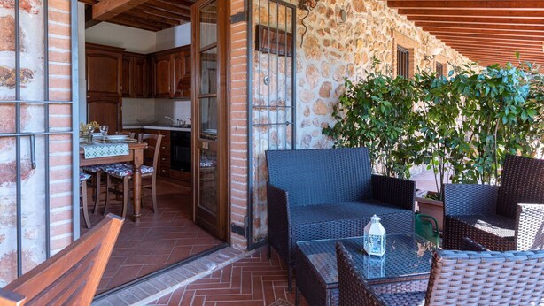Outdoor dining - Cosy apartment in villa for 2 guests with WIFI, A/C, TV, terrace and pets allowed (Massa Marittima)