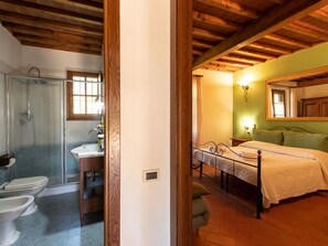 Bathroom - Lovely apartment in villa for 6 guests with WIFI, A/C, TV, terrace and pets allowed (Massa Marittima)