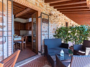Outdoor dining - Lovely apartment in villa for 6 guests with WIFI, A/C, TV, terrace and pets allowed (Massa Marittima)