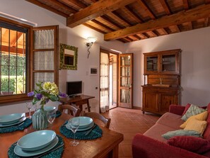 TV - Nice apartment in villa for 6 guests with WIFI, A/C, TV, terrace and pets allowed (Massa Marittima)