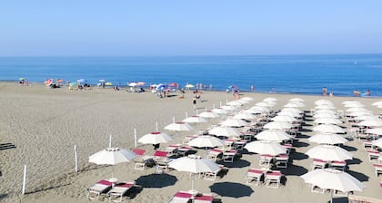 Beautiful apartment in villa for 6 guests with pool, A/C, terrace and pets allowed