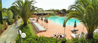 Nice apartment in villa for 6 guests with A/C, pool, terrace and pets allowed