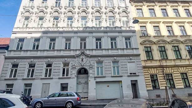 A multi-story building with classical architectural details, including ornate window frames and decorative moldings. - Nice apartment for 4 people with WIFI, TV and balcony (Vienna)