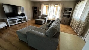 Smart TV - Quiet neighborhood, relaxing wrap around deck with fire pit. Short walk to town. (Lander)