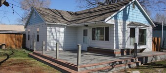 Quiet neighborhood, relaxing wrap around deck with fire pit. Short walk to town.