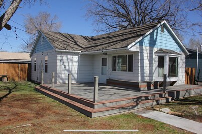 Quiet neighborhood, relaxing wrap around deck with fire pit. Short walk to town.