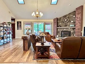 Smart TV, fireplace, table football, ping pong - Hike Sedona Luxury Home Chapel Area (Sedona)