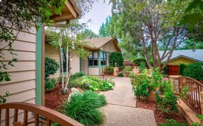 Property grounds - Hike Sedona Luxury Home Chapel Area (Sedona)