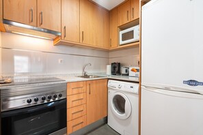 Fridge, microwave, oven, coffee/tea maker