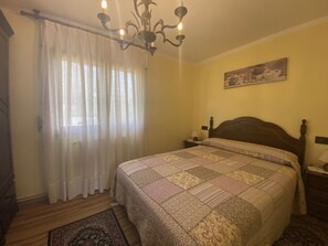 4 chambres, fer et planche à repasser, lit de bébé portatif