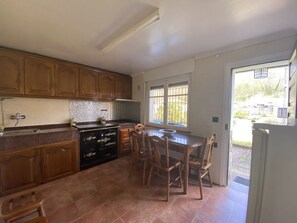 Kylskåp, mikrovågsugn, ugn och grytor/köksredskap