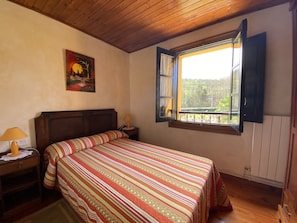 3 chambres, fer et planche à repasser, lit de bébé portatif