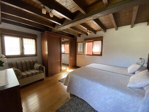 1 Schlafzimmer, Reisekinderbett, Bettwäsche