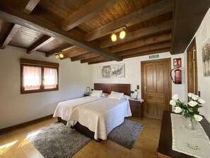 1 室のベッドルーム、旅行用ベビーベッド、ベッドシーツ