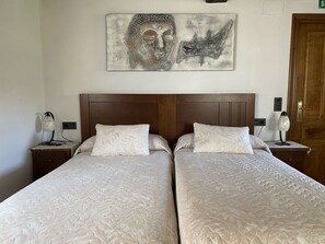 1 bedroom, travel crib, bed sheets