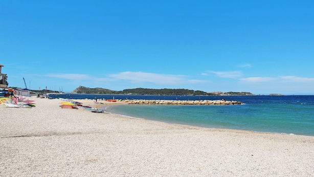 A beach with pebbles, a rocky breakwater, and clear blue water. - bonnegrace by Interhome (Six Fours)