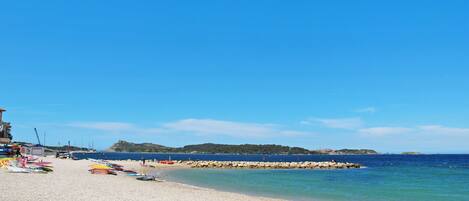 Una spiaggia nelle vicinanze