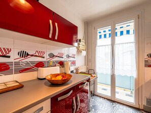 Een koelkast, een microgolfoven, een oven, een vaatwasser