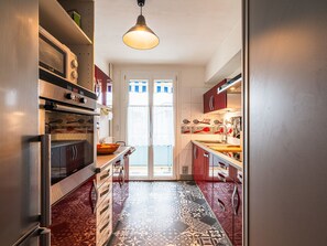 Een koelkast, een microgolfoven, een oven, een vaatwasser