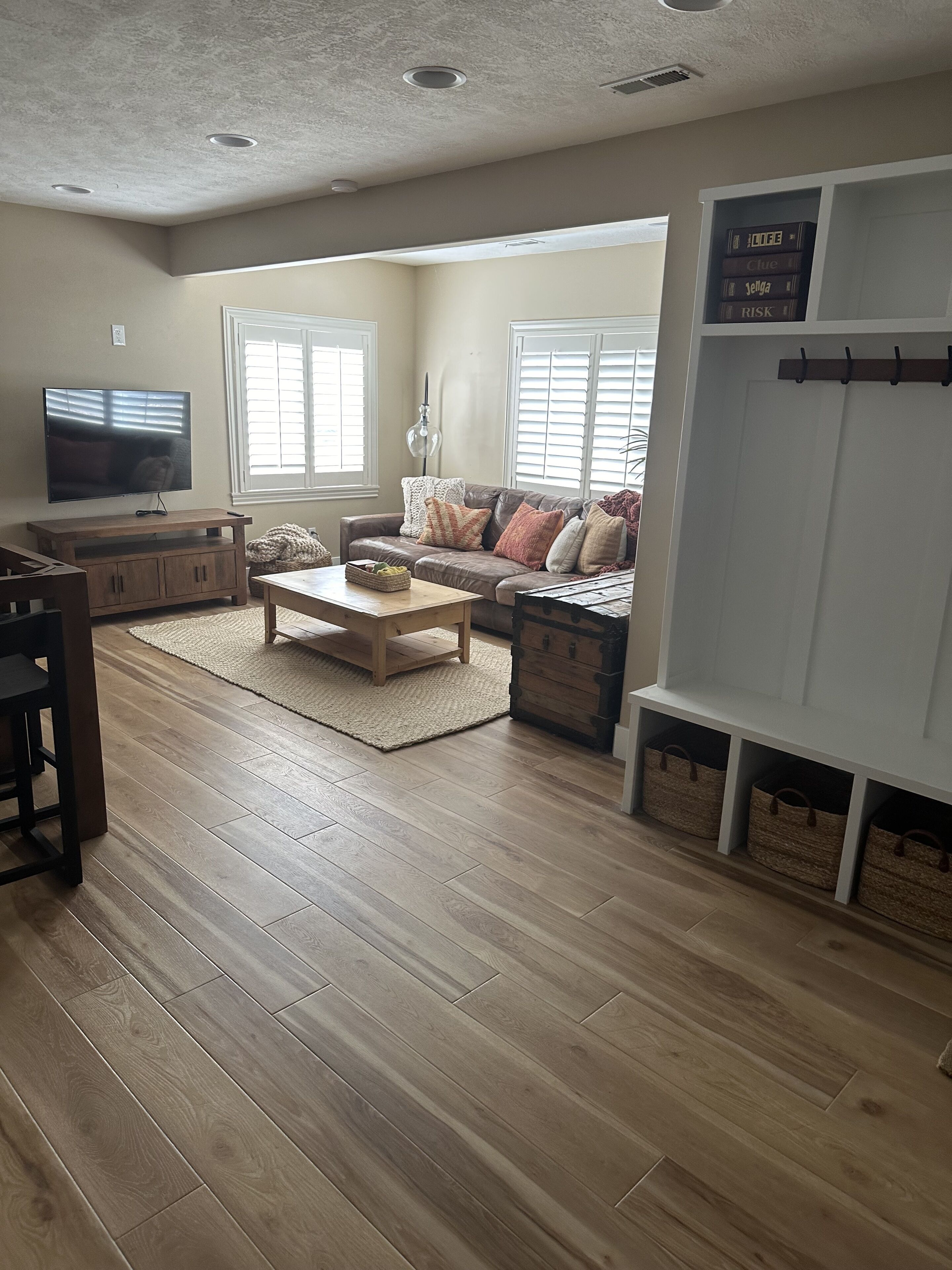 Sunny Suite! New Basement Retreat: Cozy & Spacious with Full Kitchen 