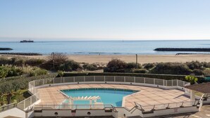 A swimming pool with a view of the beach and ocean. - Le Sunset/Cap Sud by Interhome (Cap d'Agde)