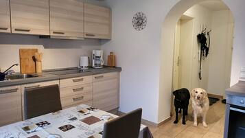 KĂŒhlschrank, Ofen, Herdplatte, Wasserkocher mit Kaffee-/Teezubehör