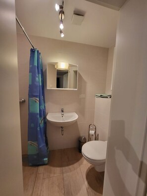 Shower, towels - Ferienwohnung Lanckensburg 1 (Altenkirchen)