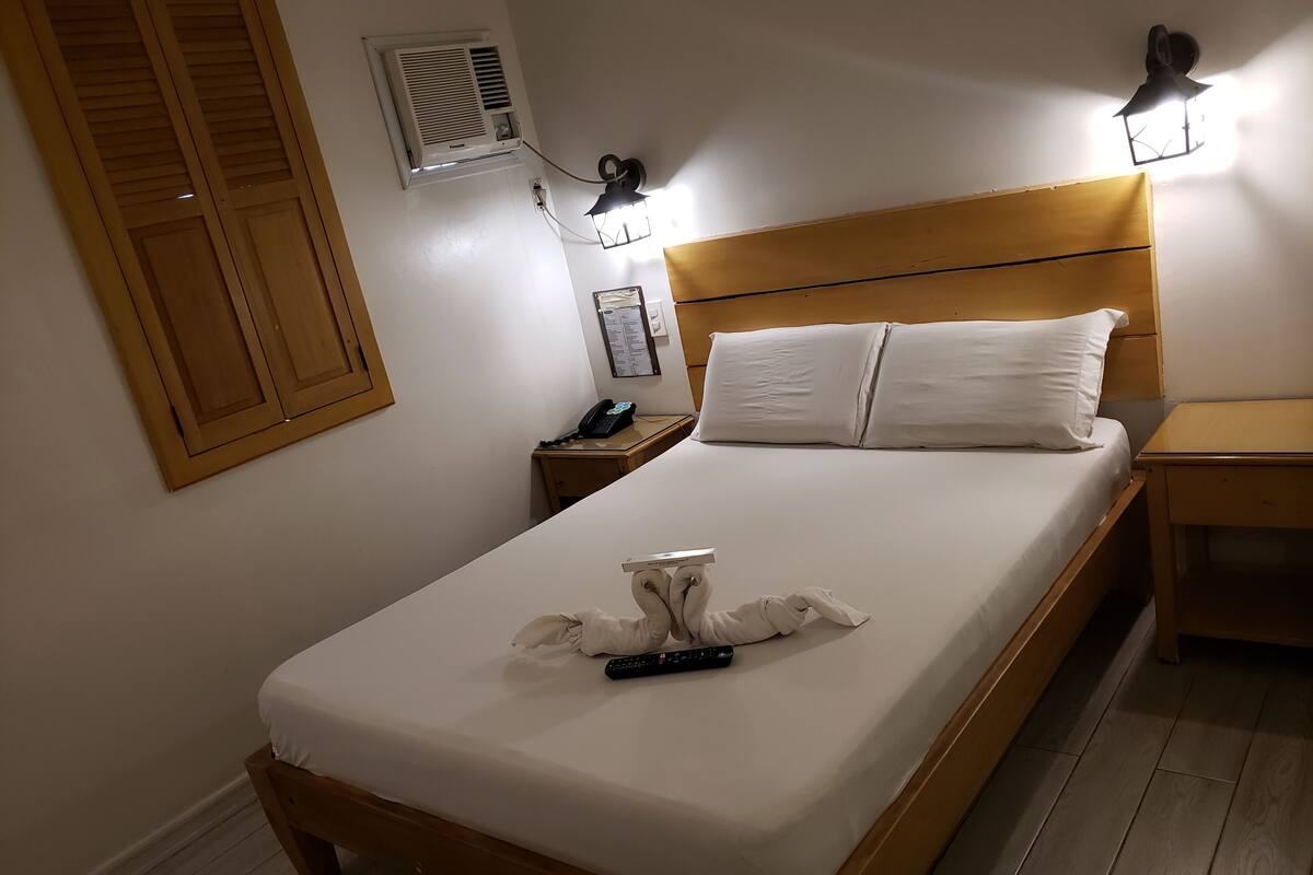 Basic Double Room | Desk, laptop workspace, WiFi (free)
