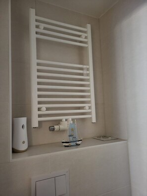 Een douche, handdoeken
