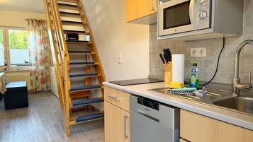 Fridge, microwave, stovetop, dishwasher