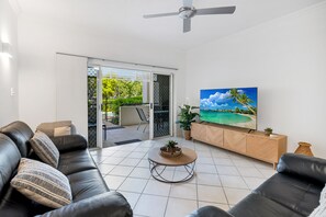 Comfort-Apartment, 3 Schlafzimmer, Nichtraucher, Poolseite | Wohnbereich | 60-Zoll-Smart-TV mit Kabelempfang, Netflix, Streaming-Dienste