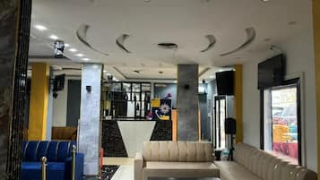 Apartemen Presidensial | Area keluarga | Smart TV, Netflix, layanan streaming, dan monitor komputer