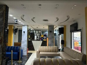 Presidential Apartment | Living area | 40-inch Smart TV with satellite channels, Netflix, streaming services - HOTEL L'EMPIRE (Dilbanda)