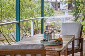 Outdoor dining - Luxurious, cosy, historic cottage featuring period furnishings, walkable to town (Pemberton)