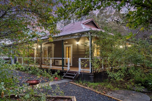 Luxurious, cosy, historic cottage featuring period furnishings, walkable to town