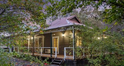 Luxurious, cosy, historic cottage featuring period furnishings, walkable to town