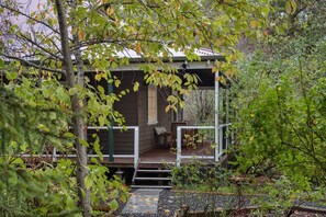 Exterior - Luxurious, cosy, historic cottage featuring period furnishings, walkable to town (Pemberton)