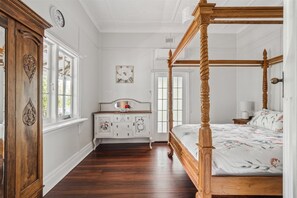 2 bedrooms, iron/ironing board, travel crib, WiFi - Luxurious, cosy, historic cottage featuring period furnishings, walkable to town (Pemberton)