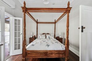 2 bedrooms, iron/ironing board, travel crib, WiFi - Luxurious, cosy, historic cottage featuring period furnishings, walkable to town (Pemberton)